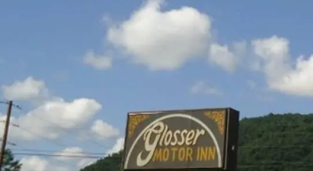 Кровать в общем номере Knights Inn Paxinos Elysburg