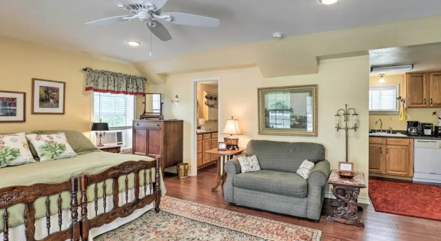 Апартаменты Studio in College Station w/ Expansive Deck!