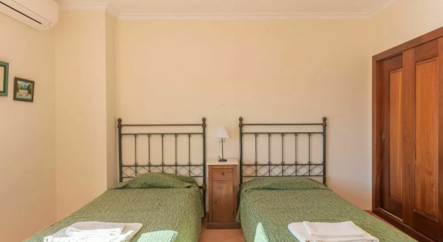 Spacious Holiday Home With Swimming Pool in the Village of Albufeira, Rezerwuj Willa Hotele w Algarve z parkingiem, Parking