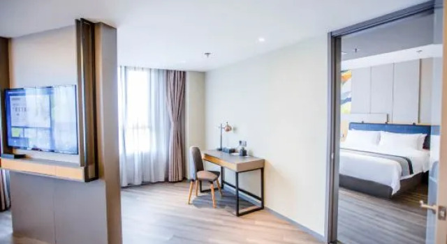Люкс Homeinn Selected Hotel (Ulanhot Water View Park)