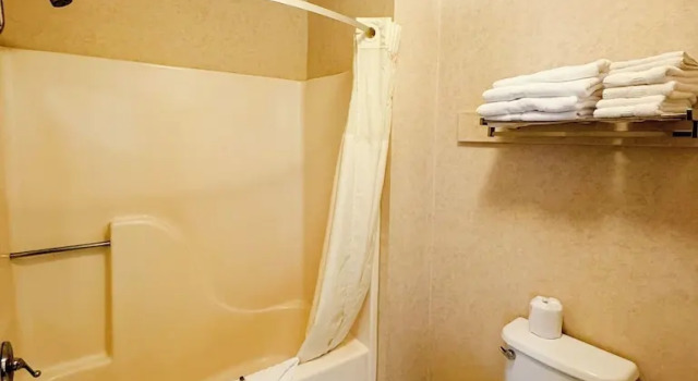 Четырёхместный номер Standard с видом на озеро Days Inn by Wyndham Mackinaw City - Lakeview