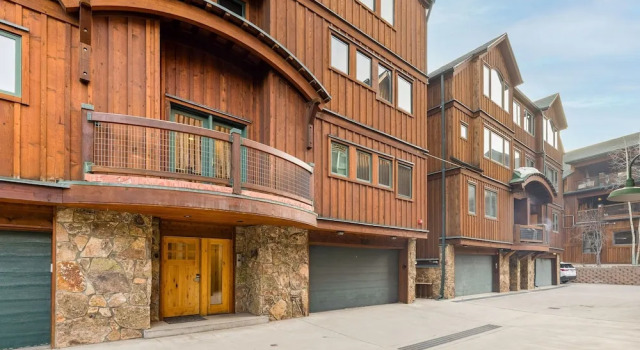 8201 Mill Creek - Private Hot Tub! 3 Bedroom Condo by RedAwning, Забронировать Апартаменты/квартира Отели Roosevelt National Forest с парковкой, Парковка