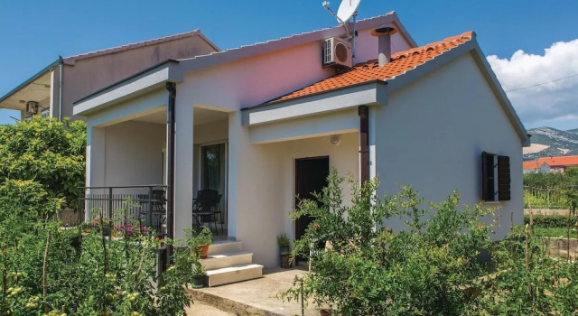 Two-Bedroom Holiday Home In Kastel Novi, Забронировать Дом для отпуска Виллы Кастель-Нови, Вилла