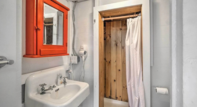 Коттедж Cozy Stockbridge Cabin - Walk to Beach & Lake!