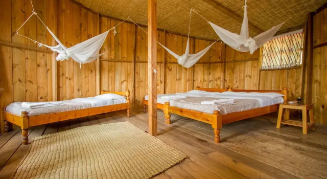Postel ve společném pokoji Bushara Island Camp