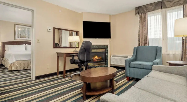 Люкс Holiday Inn Conference Centre Edmonton South by IHG