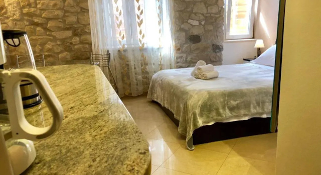 Apartments Feral, Rezerwuj Apartament Hotele w Split-Dalmatia County z parkingiem, Parking
