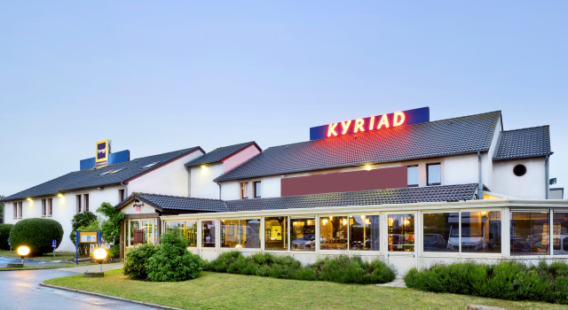Кровать в общем номере Kyriad Caen Sud