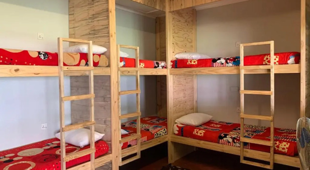 Кровать в общем номере Shoestrings Backpackers Lodge Vic Falls
