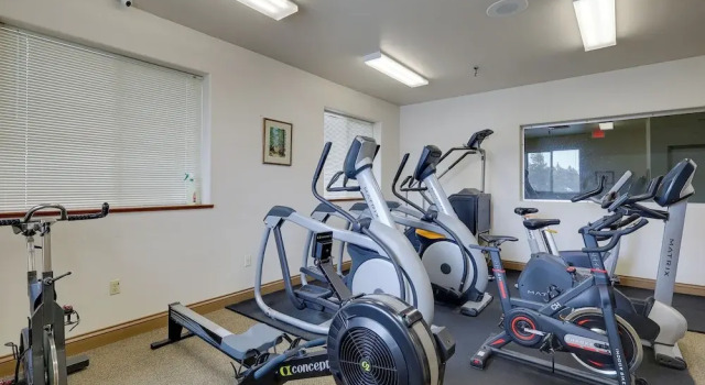 Walk to Payette Lake: Mccall Condo w/ Fireplace, Забронировать Апартаменты/квартира Отели Мак-Колл с парковкой, рядом с McCall Golf Club, Парковка