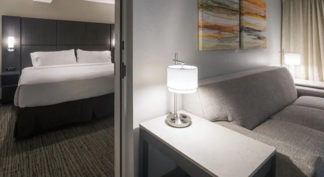 Люкс c 1 комнатой с балконом Holiday Inn and Suites Phoenix Airport North by IHG