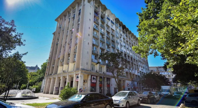 Blue Moon - One Bedroom - Romana Square