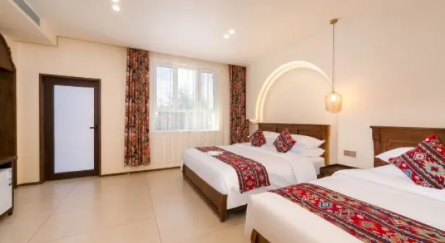 Люкс с балконом Longhua Garden Hotel