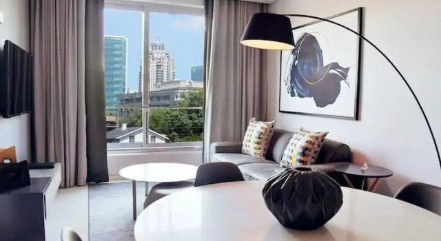 Sandtoncity-apartment-sleeps4-pool-parking