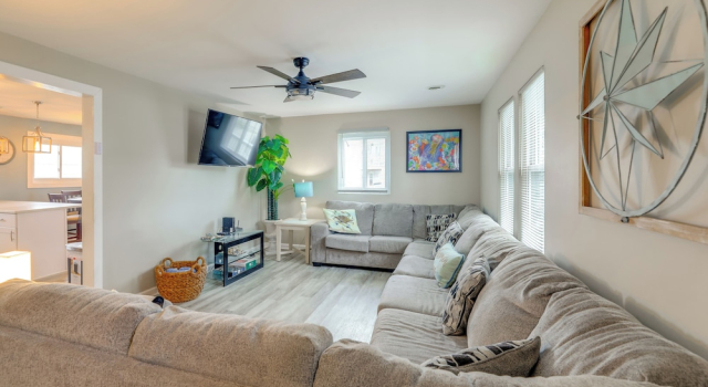 Коттедж Luxe 'cozy Crab Shack' w/ Porch in Indian Beach!