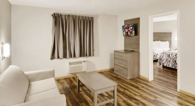 Четырёхместный люкс Red Roof Inn & Suites Pensacola-NAS Corry