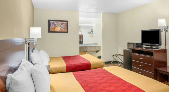 Четырёхместный номер Standard Econo Lodge near Missouri University of Science and Technology