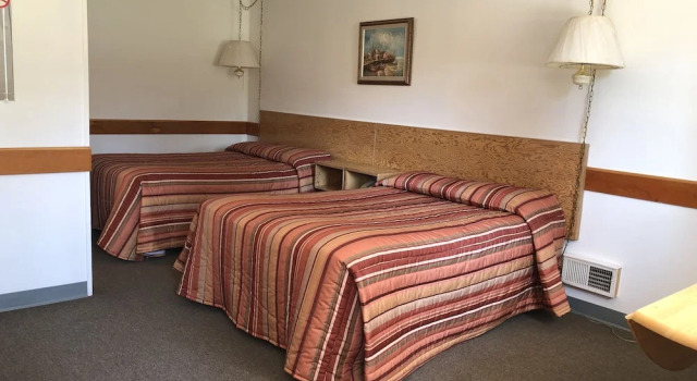 Четырёхместный номер Standard Yellow Quill Motel