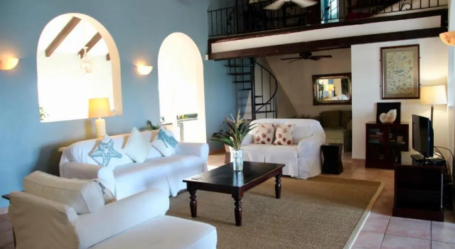 Waters Edge Villa - Oceanfront with Private Pool, Prenota Hotel Hotel a New Providence con parcheggio, Parcheggio