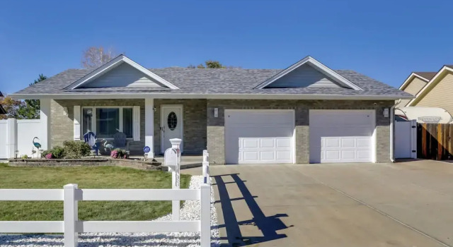Walk to Parks! Group Retreat w/ Yard in Brighton, Buchen Sie Gasthaus Brighton Colorado