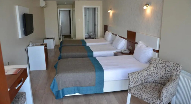 Трёхместный номер Standard Grand Ahos Hotel