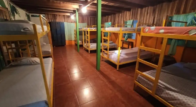 Postel ve společném pokoji Madre Selva Jungle Hostel