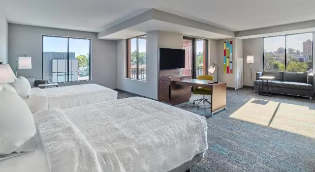 Четырёхместная студия с балконом Hampton Inn by Hilton Omaha UN Medical Center Area