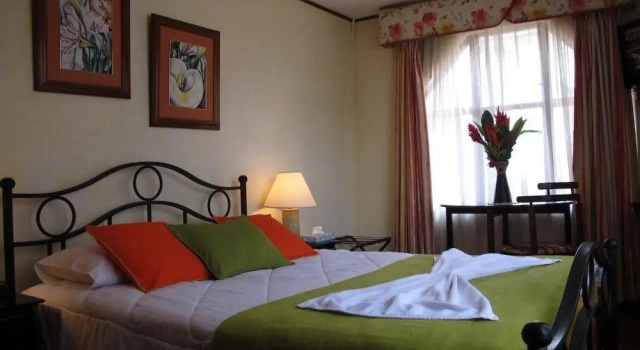 Las Cumbres Inn, Rezerwuj Bed and Breakfast Hotele w San Jose z basenem, Basen