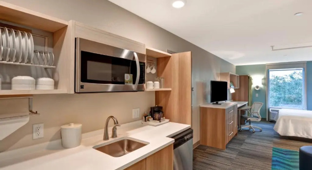 Двухместный Accessible люкс Home2 Suites By Hilton Tampa USF Near Busch Gardens