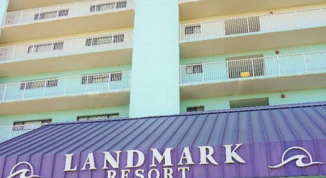 Кровать в общем номере с 2 комнатами Landmark Holiday Beach