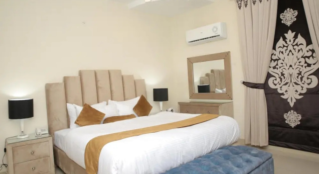 Полулюкс Premier Inn Grand Gulberg Lahore