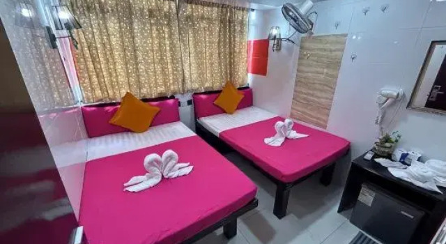 Кровать в общем номере (женский номер) Woodstock Hostel