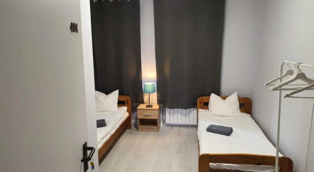 Jasna Hostelik self check-in, Забронировать Отель Отели Варшавы с парковкой, рядом с ОРКО Тауэр, Парковка