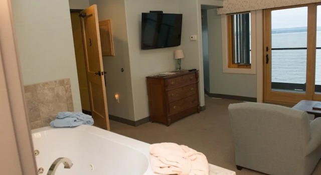 Двухместный люкс с балконом и с видом на озеро Blue Wave Inn
