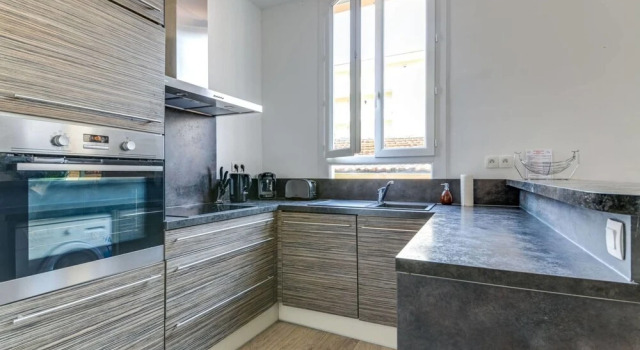 Beautiful Modern 2 Bedroom Apartment in Center