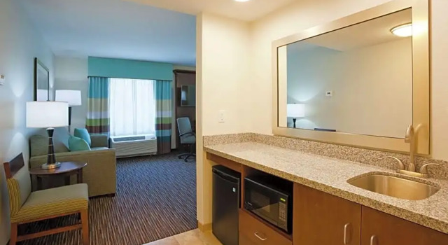 Двухместный люкс Hampton Inn & Suites Minneapolis West/ Minnetonka