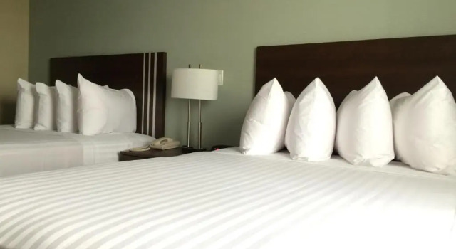 Четырёхместный номер Standard Meridian Inn & Suites Lloydminster