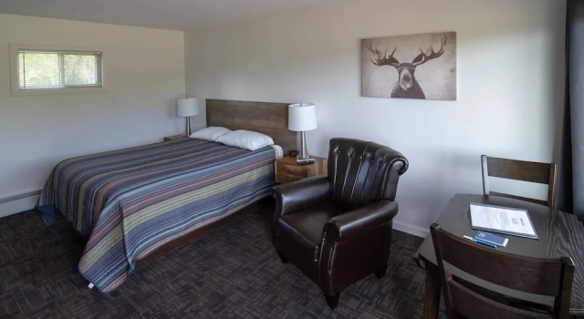 Standardowy dwuosobowy pokój Three Lakes Motel