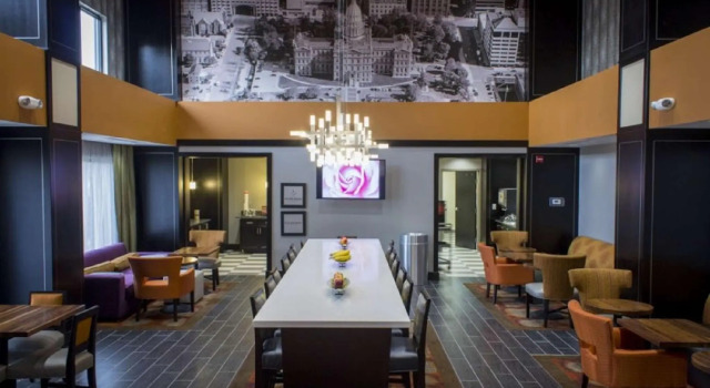 Кровать в общем номере Hampton by Hilton Lansing West