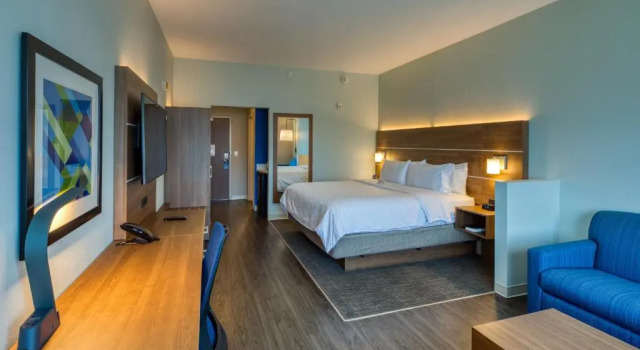 Люкс с видом на город Holiday Inn Express & Suites - Charlotte - South End by IHG