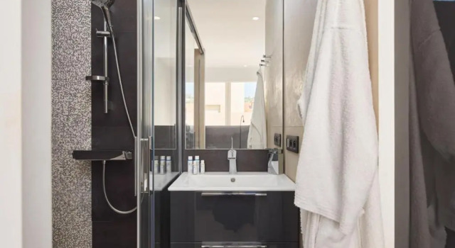Апартаменты Deluxe Sunlight Properties - Sky blue - 3 bedroom flat with sea view on the Promenade des Anglais