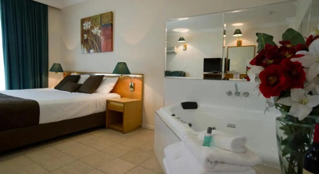 Четырёхместный люкс с 2 комнатами Mid City Motor Inn Singleton