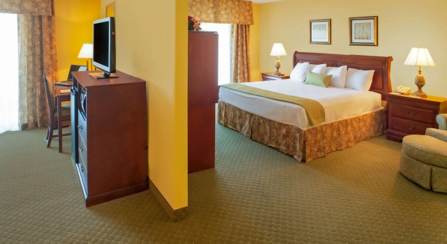 Clarion Hotel & Suites Convention Center Fredericksburg, Забронировать Отель Фредериксберг Виргиния, рядом с Splitsville Luxury Lanes and Dinner Lounge