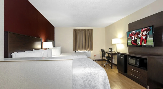 Люкс Standard Red Roof Inn PLUS+ & Suites Opelika