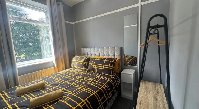 Apt-sleeps 6-parking-ideal for Contractors-garden