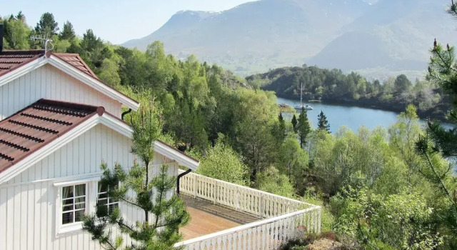Коттедж 5 person holiday home in GURSKØY