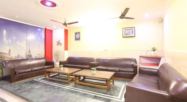 SPOT ON 35573 Hotel Classic, Забронировать Отель Отели Газиабад с парковкой, Парковка
