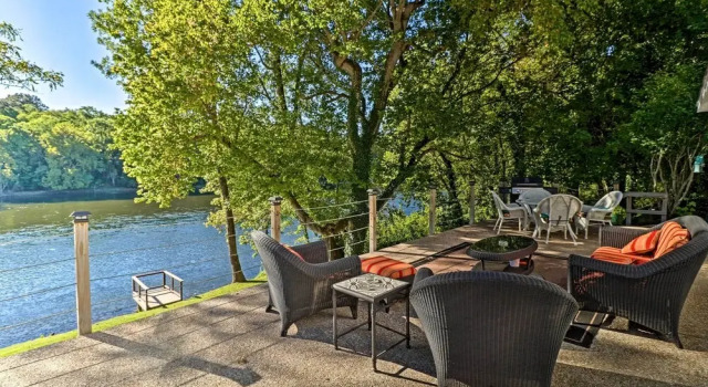 Коттедж 'riverside Hide-a-way' w/ Patio, Bbq, Fishing Pier