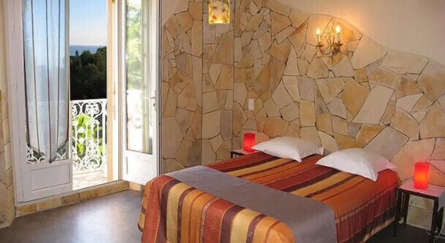 Номер Comfort Hôtel et Studios Les Amandiers