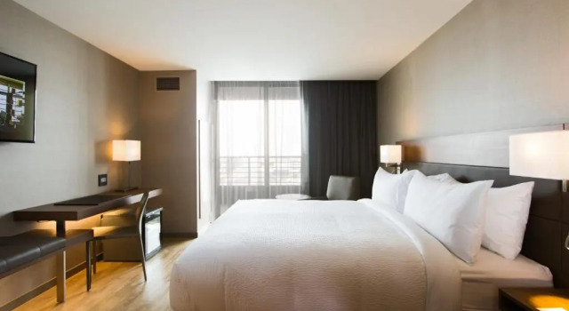 Номер Standard с балконом AC Hotel by Marriott Cincinnati at Liberty Center